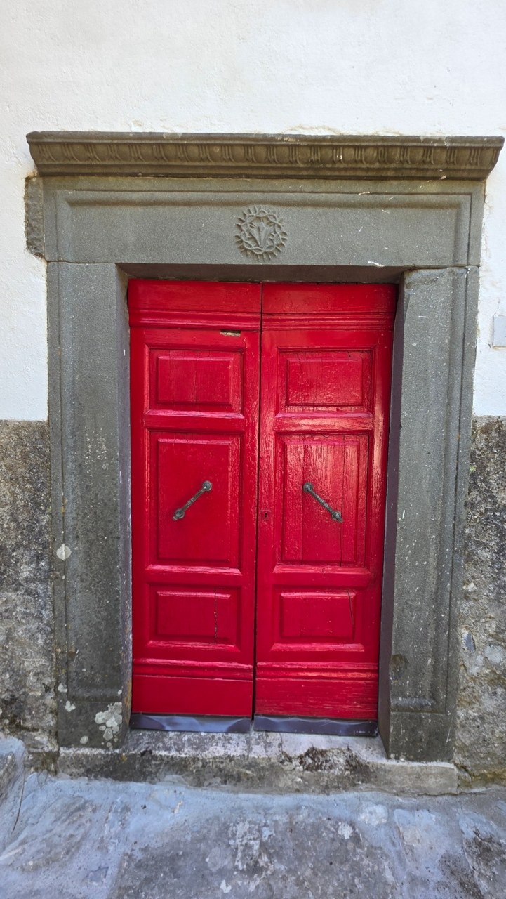 Red door of the former Oratorio del Santo Crocifisso